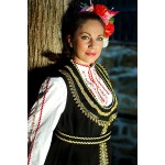 Стилизирана носия с риза